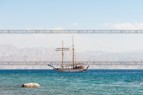 Яхта в Красном море. Юг Израиля, город Эйлат (2013 год). Стоковое фото, фотограф Александр Овчинников / Фотобанк Лори