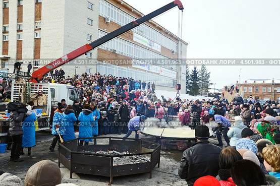 Ялуторовск. Выпечка трехметрового блина на гигантской сковороде (2013 год). Редакционное фото, фотограф Александр Тараканов / Фотобанк Лори