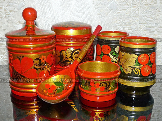 Яркая деревянная кухонная утварь. Хохлома — старинный русский народный промысел XVII века. Традиционные элементы Хохломы – красные сочные ягоды рябины и земляники. Стоковое фото, фотограф Сергей Елизарьев / Фотобанк Лори