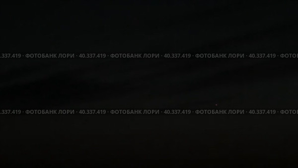 Яркая звезда сияет в темном ночном небе сквозь бегущие облака. Стоковое видео, видеограф Цыбин Вадим / Фотобанк Лори