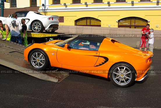 Яркий новый спортивный автомобиль на эвакуаторе в центре Москвы (2008 год). Редакционное фото, фотограф Михаил Мозжухин / Фотобанк Лори