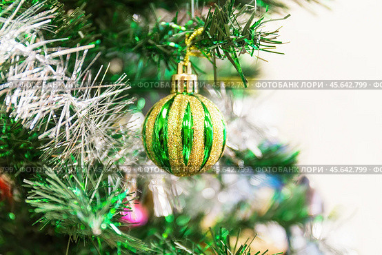 Яркий шар на ветке новогодней елки. Крупный план, малая глубина резкости.  Christmas tree background. Стоковое фото, фотограф Лариса Гордеева / Фотобанк Лори