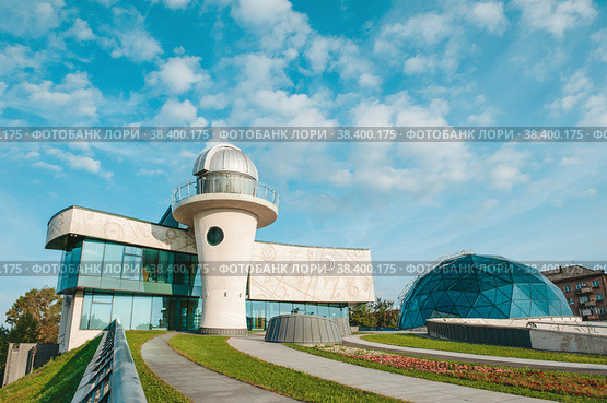 YAROSLAVL, RUSSIA - AUGUST 4, 2018: Planetarium building in the city of Yaroslavl in the early morning on a sunny day. Редакционное фото, фотограф Оксана Медведева / Фотобанк Лори