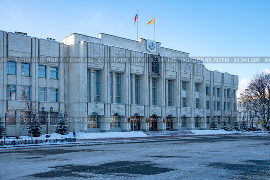 YAROSLAVL, RUSSIA - JANUARY 05, 2023: The facade of the Yaroslavl Region Administration building on a January day. Редакционное фото, фотограф Виктор Карасев / Фотобанк Лори