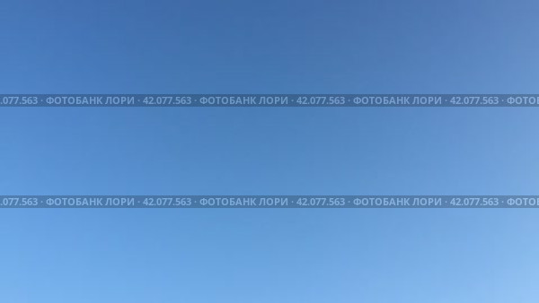 Ясное безоблачное небо. Летний солнечный день, абсолютно чистое светло-голубое небо, на котором нет ни единого облачка, только бескрайняя синева. Стоковое видео, видеограф Andrew_Swarga / Фотобанк Лори