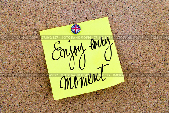 Yellow paper note pinned with Great Britain flag thumbtack and text Enjoy Every Moment. Стоковое фото, фотограф Constantin Stanciu / Smarterpix / Фотобанк Лори