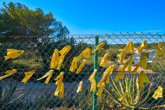Yellow ribbon ties in Catalonia protest against political prisoners sign. Стоковое фото, агентство Ingram Publishing / Фотобанк Лори