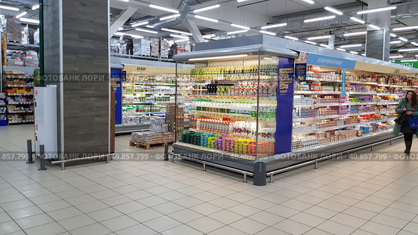 Yogurts on a shelf in a supermarket during the coronavirus epidemic (2020 год). Редакционное фото, фотограф Анна Кривицкая / Фотобанк Лори