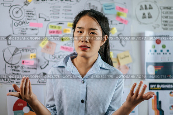 Young asian woman smiling and present planing of project on board in meeting room, copy space. Стоковое фото, агентство Ingram Publishing / Фотобанк Лори