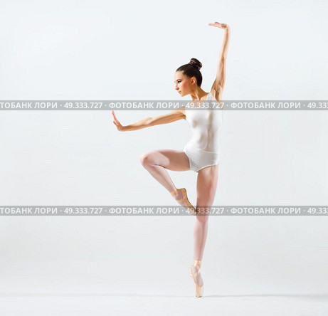 Young ballerina (on grey version) Стоковое фото, агентство Ingram Publishing / Фотобанк Лори