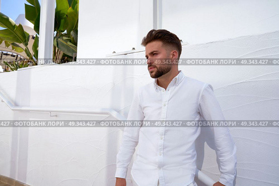 young beard man in a white starway outdoor. Стоковое фото, агентство Ingram Publishing / Фотобанк Лори
