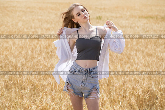 Young beautiful blonde girl posing in a wheat field. Стоковое фото, фотограф Андрей Аркуша / Фотобанк Лори