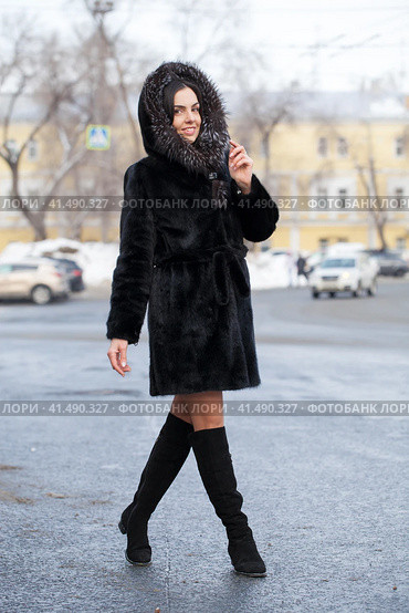 Young beautiful brunette woman in fur coat posing on winter park. Стоковое фото, фотограф Андрей Аркуша / Фотобанк Лори