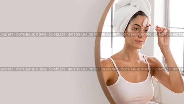 young beautiful woman copy space. Стоковое фото, агентство Ingram Publishing / Фотобанк Лори