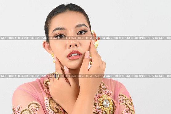 Young beautiful woman dress up in local culture in southern region with beauty posture on her face on white background, copy space. Стоковое фото, агентство Ingram Publishing / Фотобанк Лори