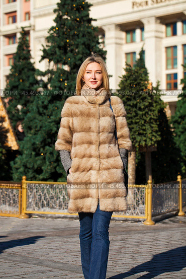 Young beautiful woman in winter coat. Стоковое фото, фотограф Андрей Аркуша / Фотобанк Лори