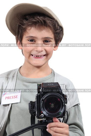 Young boy dressed as a press photographer. Стоковое фото, агентство Ingram Publishing / Фотобанк Лори