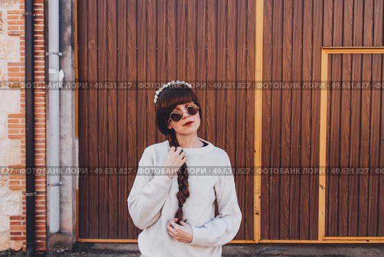 Young brunette woman with retro and hippy style. Стоковое фото, агентство Ingram Publishing / Фотобанк Лори