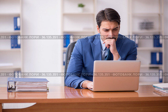Young businessman employee working in the office. Стоковое фото, фотограф Elnur / Фотобанк Лори