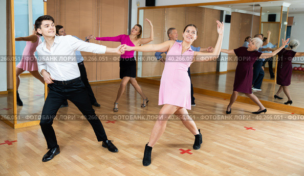 Young couple enjoying practicing jitterbug movements in studio. Стоковое фото, фотограф Яков Филимонов / Фотобанк Лори