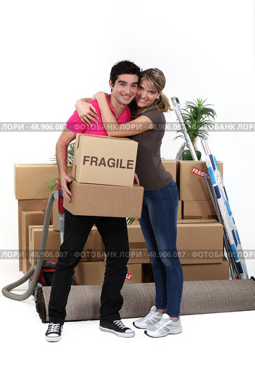 Young couple moving in together. Стоковое фото, агентство Ingram Publishing / Фотобанк Лори