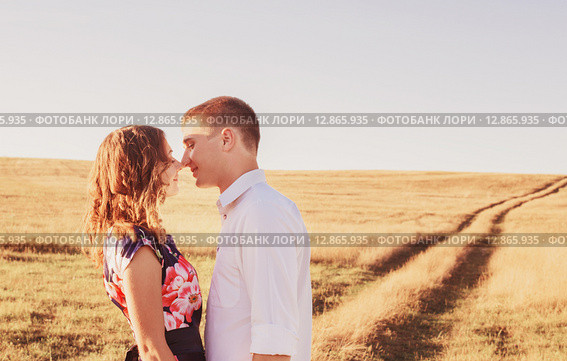 young couple outdoor. Стоковое фото, фотограф Майя Крученкова / Фотобанк Лори