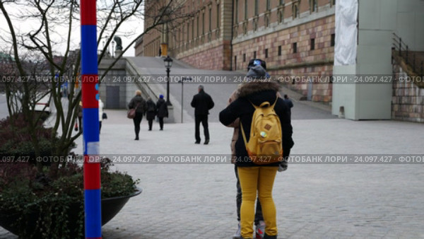 Young couple travelling the europe deciding where to go using smartphone map in Stockholm, Sweden. Стоковое видео, видеограф Павел Котельников / Фотобанк Лори