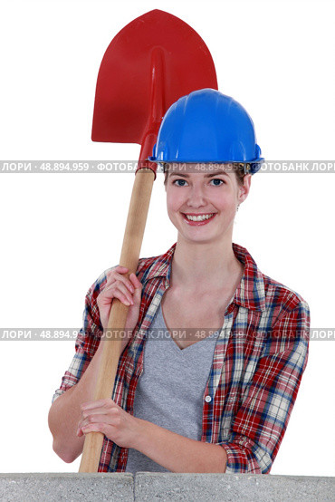 young craftswoman holding a shovel. Стоковое фото, агентство Ingram Publishing / Фотобанк Лори