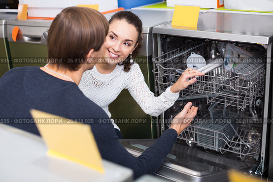 young customers choosing new dish washing machine in supermarket. Стоковое фото, фотограф Яков Филимонов / Фотобанк Лори