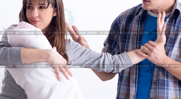 Young dad cannot stand baby crying. Стоковое фото, фотограф Elnur / Фотобанк Лори