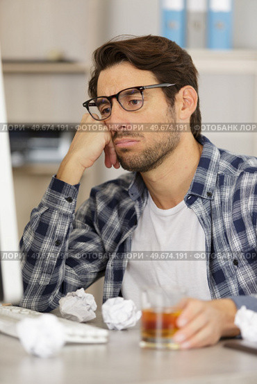 young drunk addict and alcoholic man drinking whiskey glass. Стоковое фото, агентство Ingram Publishing / Фотобанк Лори