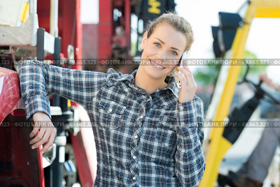 young female driver outside truck. Стоковое фото, агентство Ingram Publishing / Фотобанк Лори