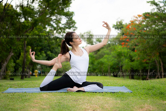 Young female with outdoor activities in the city park, Yoga is her chosen activity. Стоковое фото, агентство Ingram Publishing / Фотобанк Лори