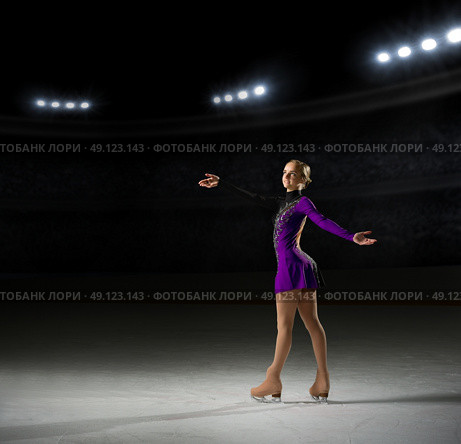 Young girl figure skater (on ice arena with spotlights ver) Стоковое фото, агентство Ingram Publishing / Фотобанк Лори