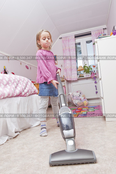 Young Girl with a vacuum cleaner. Стоковое фото, фотограф Lisa Wahman / PantherMedia / Фотобанк Лори