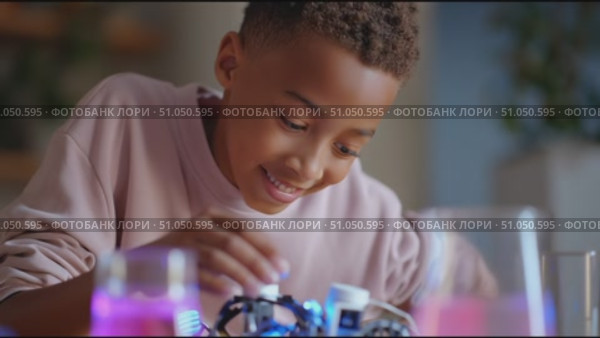 Young inventor explores robotics and science with colorful liquids during an educational activity at home. Стоковое AI-видео, аниматор Сергей Толмачёв / Фотобанк Лори