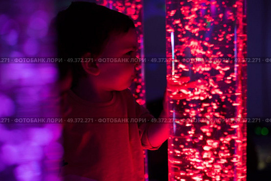 Young kid exploring snoezelen space. Young kid exploring a multi sensory space - snoezelen concept. Стоковое фото, агентство Ingram Publishing / Фотобанк Лори