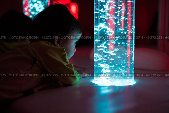 Young kid exploring snoezelen space. Young kid exploring a multi sensory space - snoezelen concept. Стоковое фото, агентство Ingram Publishing / Фотобанк Лори