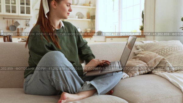 Young lady works at lap top at home. Стоковое видео, видеограф Юлия Паутова / Фотобанк Лори