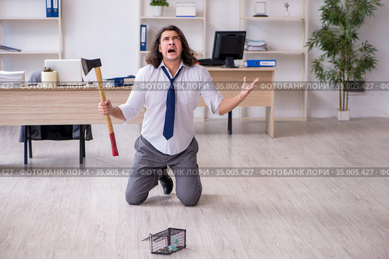 Young male employee and mousetrap in the office. Стоковое фото, фотограф Elnur / Фотобанк Лори