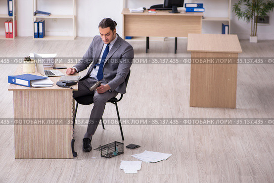 Young male employee and mousetrap in the office. Стоковое фото, фотограф Elnur / Фотобанк Лори