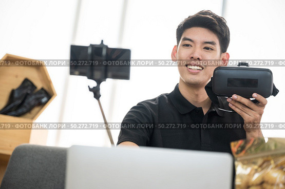 Young male vlogger live vlog video for selling online. online marketing concept. Стоковое фото, агентство Ingram Publishing / Фотобанк Лори