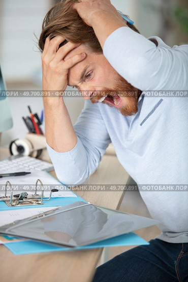young man angry in the office. Стоковое фото, агентство Ingram Publishing / Фотобанк Лори
