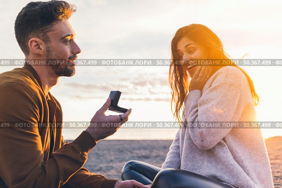 young man making proposal woman sea shore. Стоковое фото, агентство Ingram Publishing / Фотобанк Лори