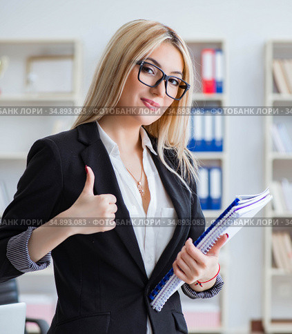 Young office assistant in the office. Стоковое фото, фотограф Elnur / Фотобанк Лори
