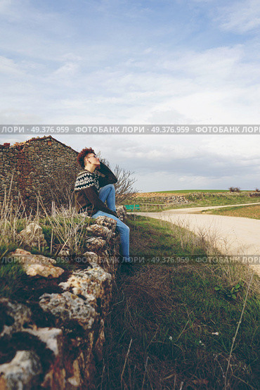 Young redhead woman enjoying the day in nature. Стоковое фото, агентство Ingram Publishing / Фотобанк Лори