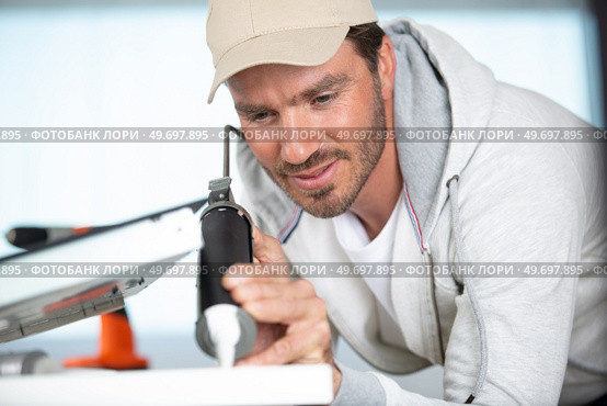 young repairman working at the kitchen. Стоковое фото, агентство Ingram Publishing / Фотобанк Лори