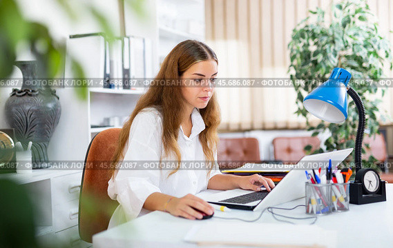 Young secretary girl works at a computer in the office. Стоковое фото, фотограф Яков Филимонов / Фотобанк Лори