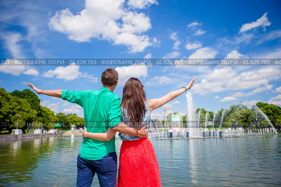 Young tourist couple traveling on holidays in Europe smiling happy. Caucasian girl and man background of fountain. Стоковое фото, фотограф Дмитрий Травников / Фотобанк Лори