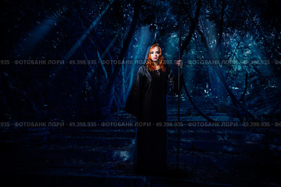 Young witch in night forest. Стоковое фото, агентство Ingram Publishing / Фотобанк Лори
